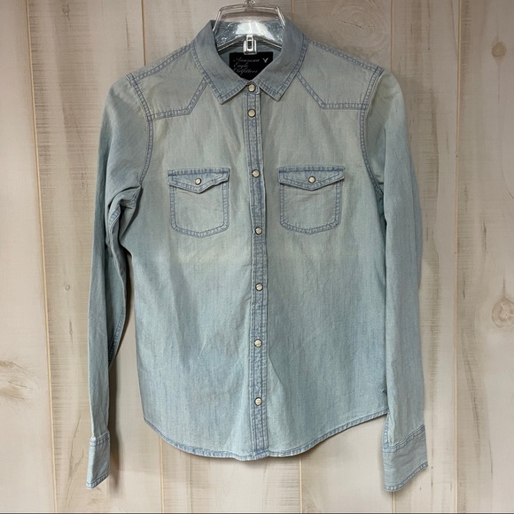 American Eagle Outfitters Tops - American Eagle Light wash jean demin button down Sz M shirt Pockets NWT Blue